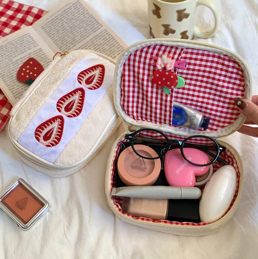 Bolsa de Maquillaje Pastelito de Fresa Bordada