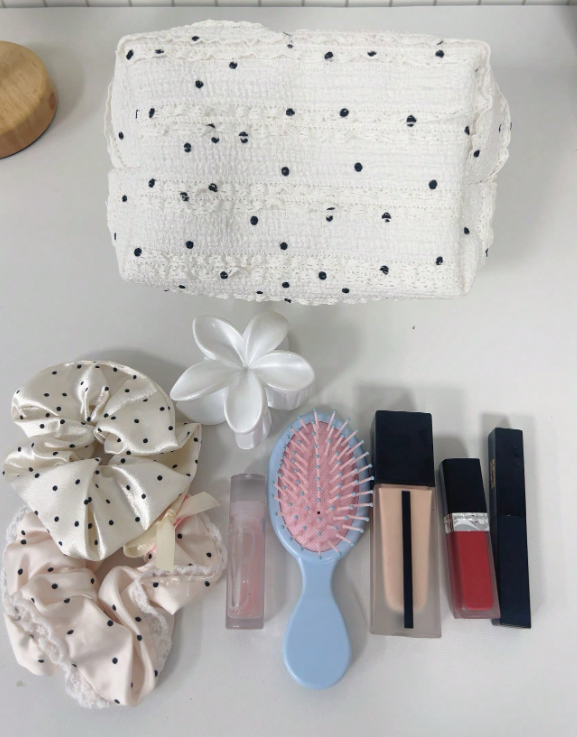 Bolsa de Maquillaje con Diseño de Lunares y Encaje