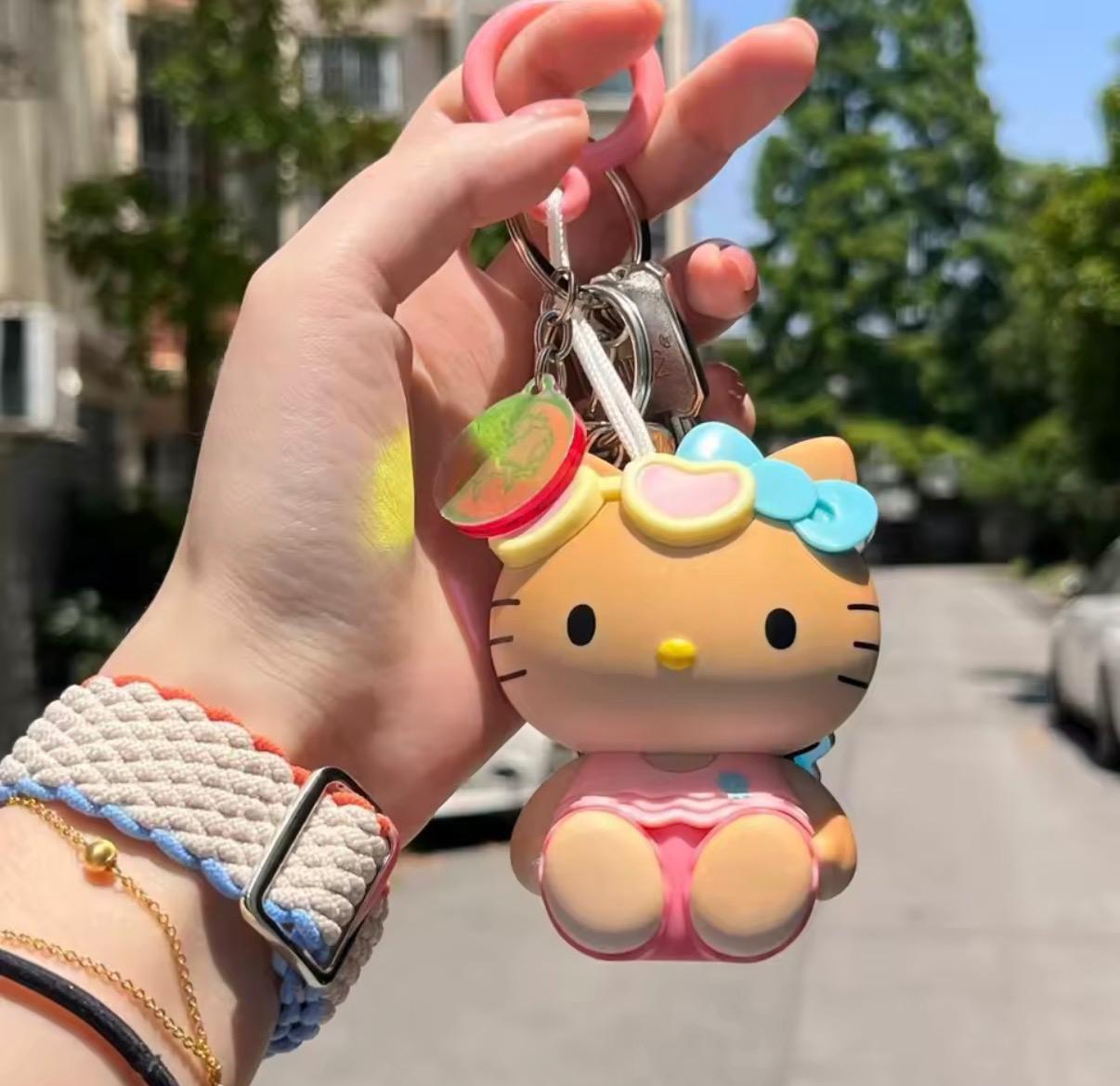 Llavero Hello Kitty que se broncea al sol