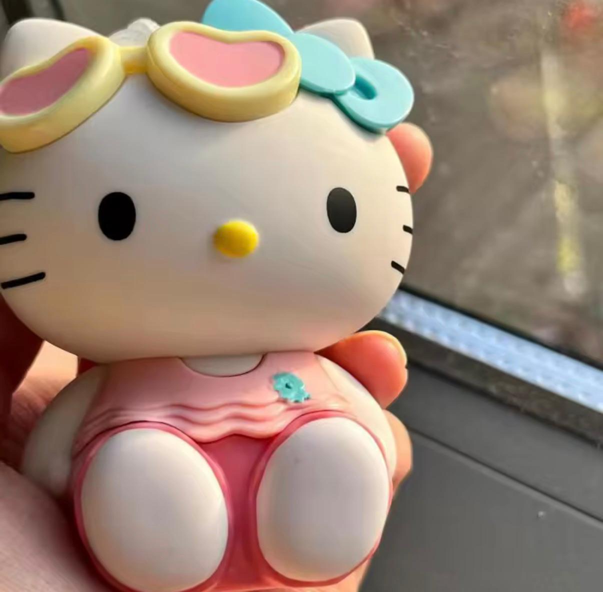 Llavero Hello Kitty que se broncea al sol