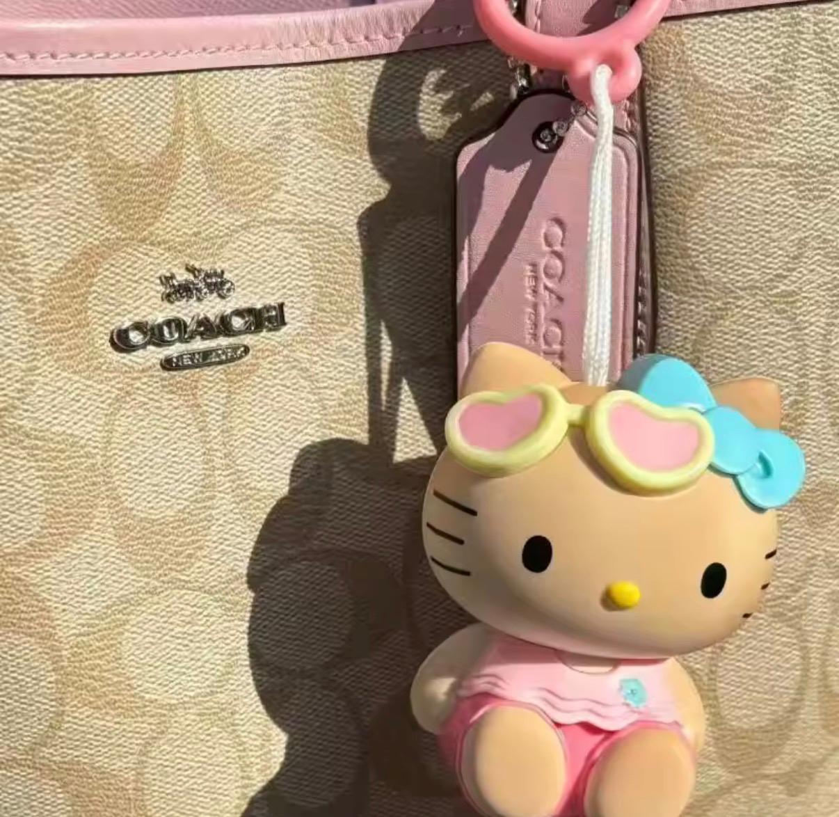 Llavero Hello Kitty que se broncea al sol