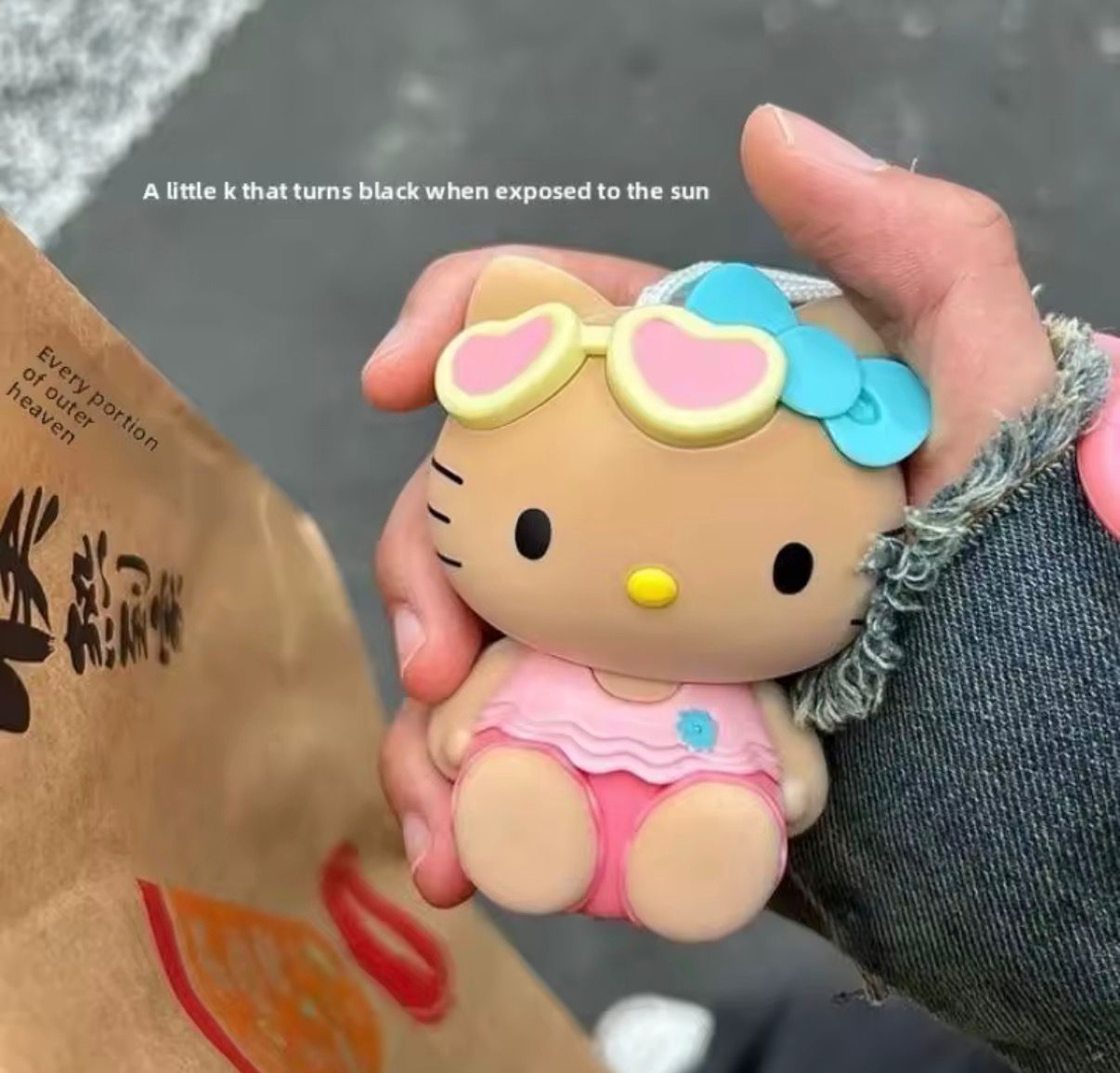 Llavero Hello Kitty que se broncea al sol