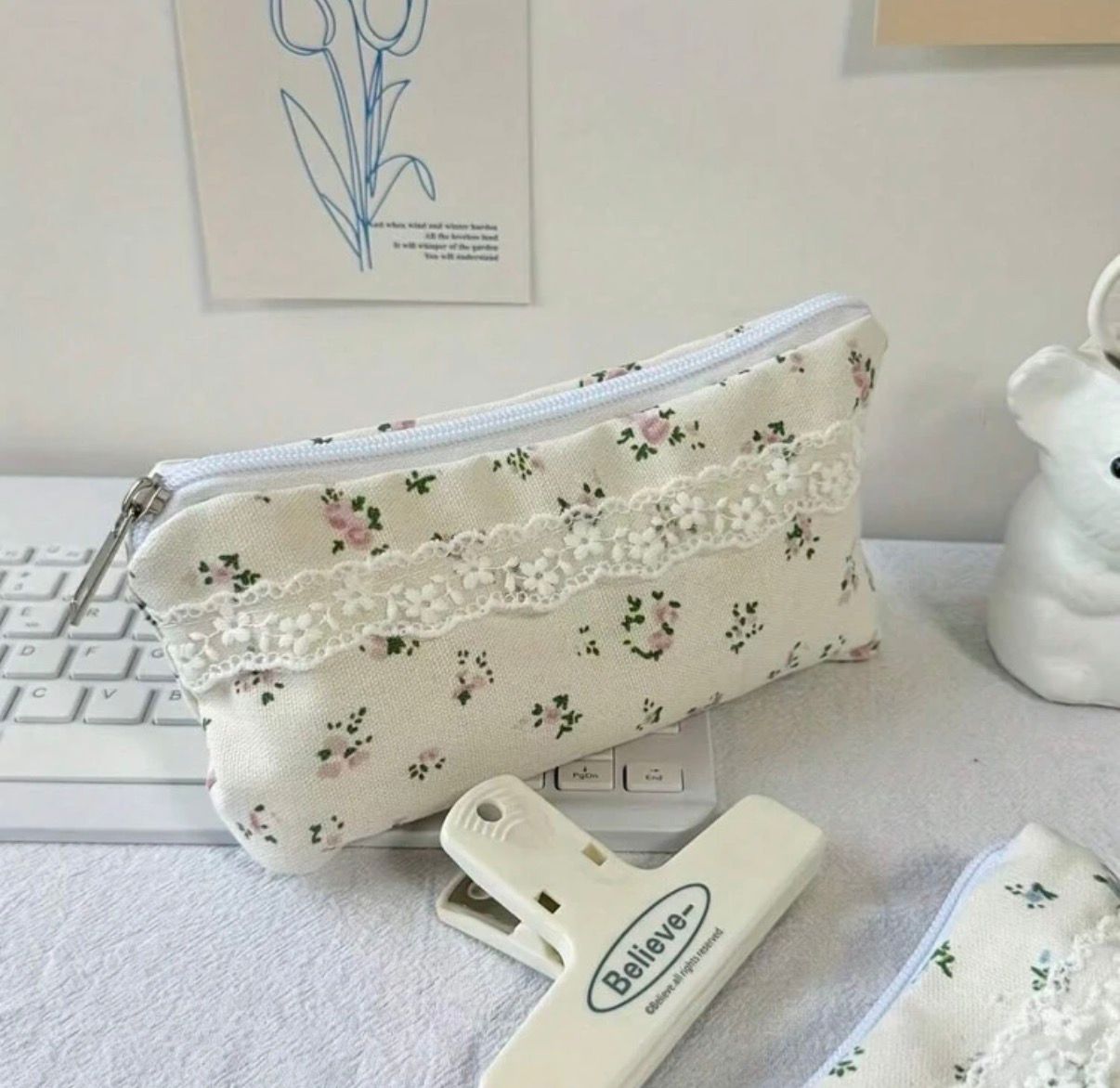 Estuche con diseño de encaje